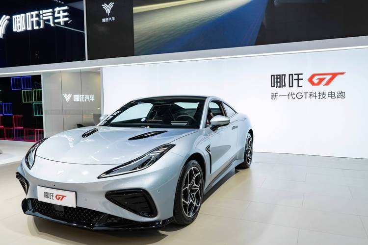 成都231哪吒汽车在智能汽车领域的表现，领途汽车在新能源汽车市场中的影响力